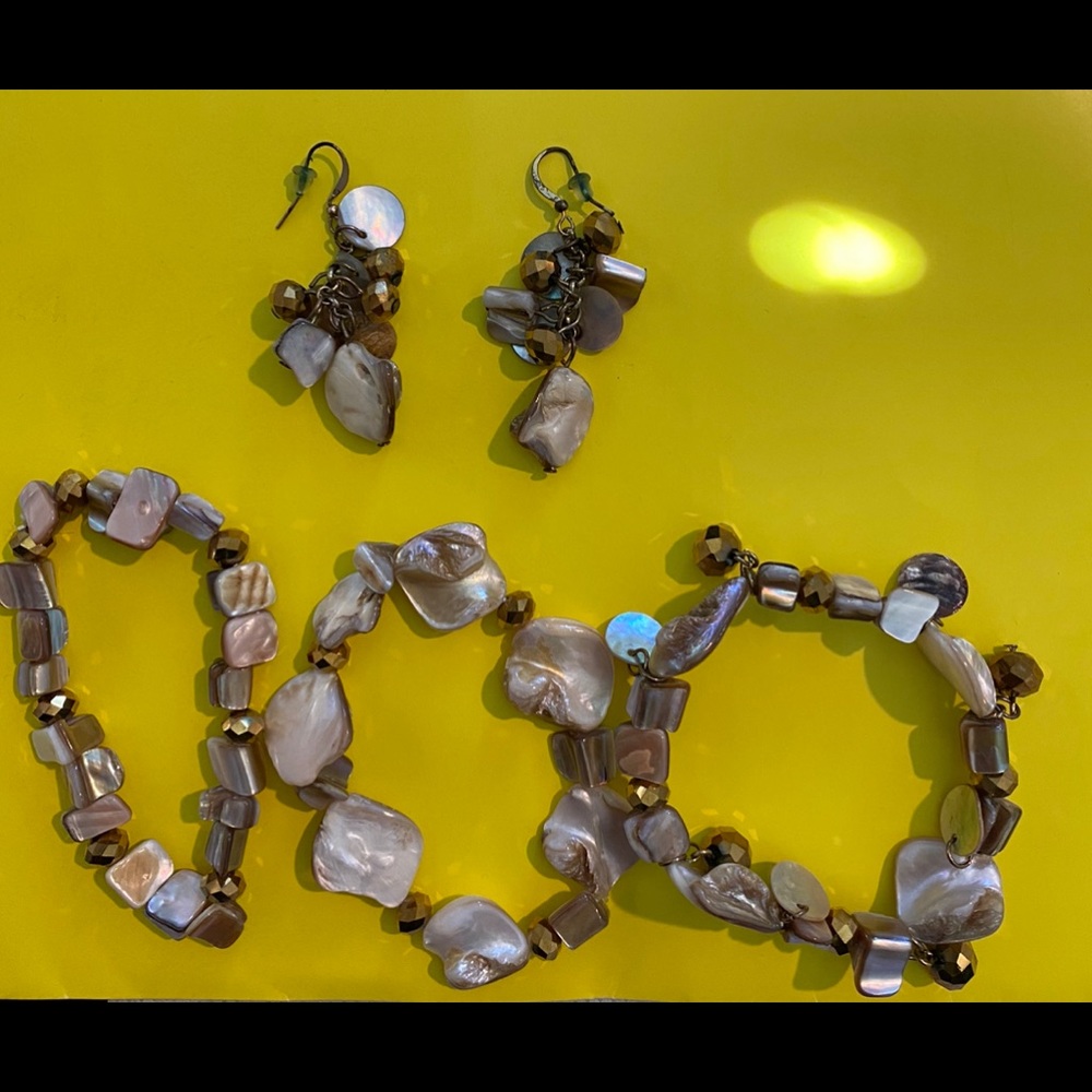Set of earrings and bracelets